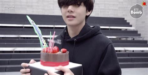 Este 1 de setiembre se celebrar el cumpleaños número 24, del joven golden maknae jeon jungkook, quien ha recibido una parte de la luna. Jimin y Jungkook preparan la tarta de cumpleaños de Taehyung