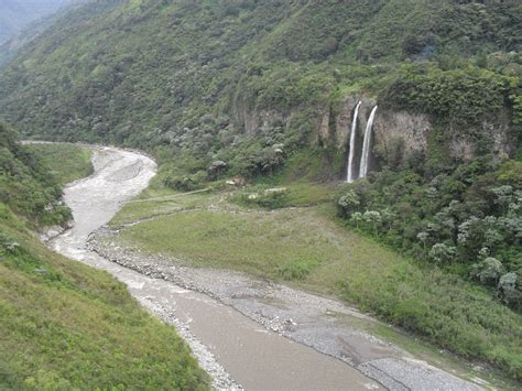Imaginemos un lugar rodeado de imponentes montañas, con increíbles vistas a un volcán activo , un clima muy fresco, callecitas pequeñas llenas de muchos puestos de artesanía, gente muy sonriente, y deliciosos olores que salen de los pequeños restaurantes. Imágenes de Baños de Agua Santa | Para Tu Viaje