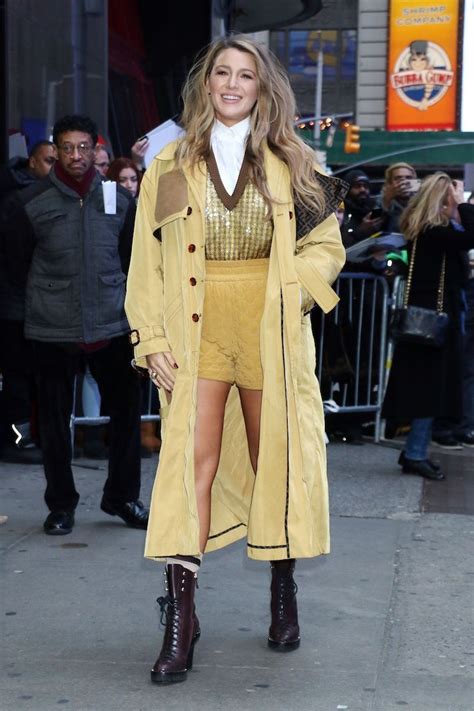 Blake ellender lively was born in august 25, 1987. صور.. بليك ليفلى تدمج بين الشورت والسترة الصوف فى الشتاء - عين