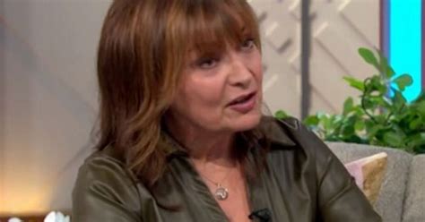 Itv S Lorraine Kelly Oblivious To Wardrobe Malfunction As Viewers Contact Show Flipboard