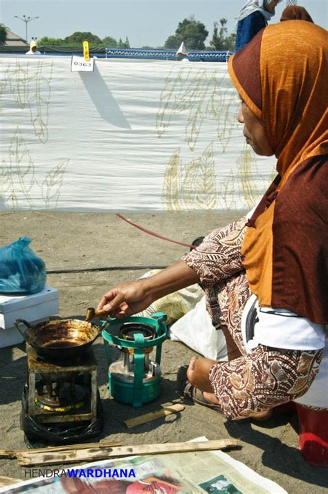 Masyarakat digemparkan dengan berita di media massa yang begitu masif. Masyarakat Yogyakarta Memperingati Hari Batik Nasional ...