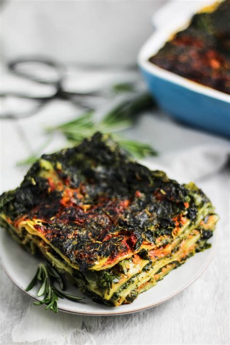 This delicious cheesy vegan spinach quiche is perfect for a hearty and homemade breakfast! The best vegan spinach lasagna - SomeGreenLife