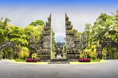 Der botanische garten liegt rund anderthalb kilometer außerhalb des zentrums von ubud in kutuh kaja und ist täglich geöffnet. Bali-Garten stockbild. Bild von garten, bali - 28472911