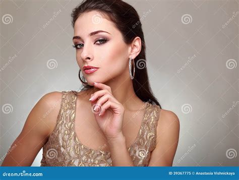 Модель моды женская смотря сексуальный с рукой Стоковое Изображение изображение насчитывающей