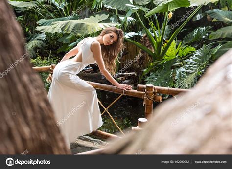 熱帯温室の女性 — ストック写真 © Arturverkhovetskiy 162990042