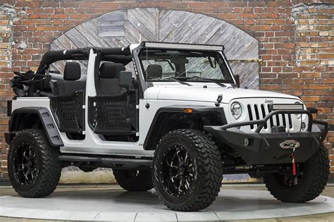 It has all the mechanical goodies to make your dreams of dirt adventure come true. 2016 Jeep Wrangler Unlimited Sport