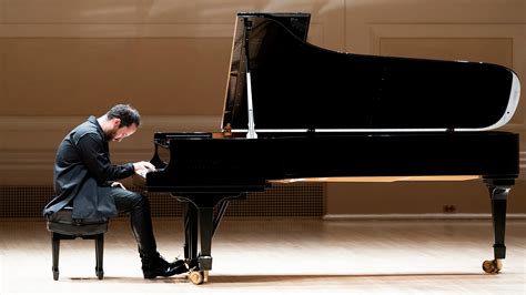 Review A Pianist Makes Carnegie Hall His Home The New York Times