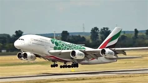 The official twitter channel for emirates airline. Emirates Airbus A380 Flugzeug Start vom Flughafen ...