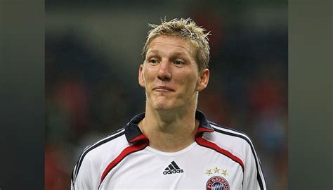 Ende 2017 führte schweinsteiger die hauptbetriebsstätte des bayrischen textilunternehmens anita ohne unterbrechung der produktion in mehrere neubauten. Schweinsteiger's Official Bayern Munich Signed Shirt, 2006 ...