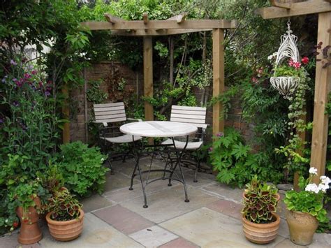 Elegance Small Courtyard Gardens Design Corner Pergola Small
