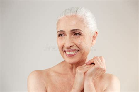 Ritratto Di Bellezza Di Una Donna Anziana Nuda Attraente Immagine Stock