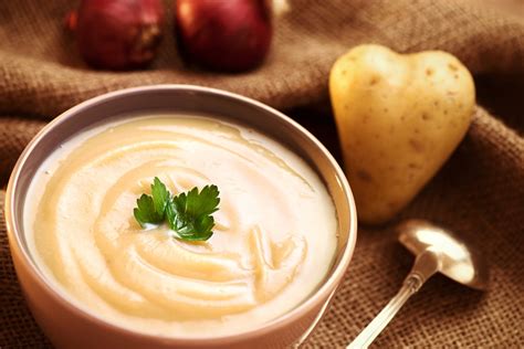 1 cavolfiore 1 cipolla 3 patate piccole 20 gr di burro 15 gr olio d'oliva 70 ml di latte 30 ml di panna fresca 500 ml di brodo vegetale scorz. Zuppa di patate e cipolle: la ricetta per prepararla ...