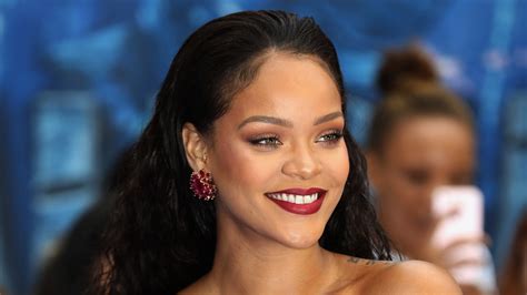 Rihanna Uses Fenty Beauty Matchstix As Lipstick In Makeup Tutorial