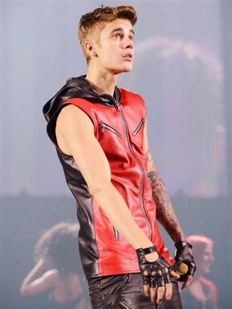 justin bieber red vest justin s believe tour outfits