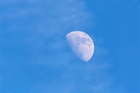 Pourquoi peut-on voir la Lune en plein jour ? - Ça m'intéresse