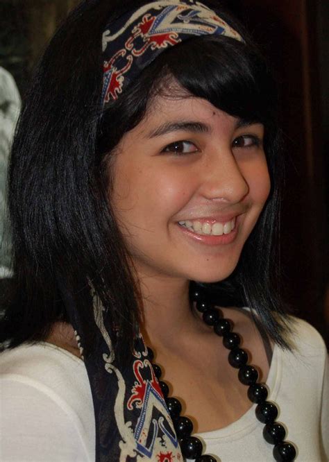 Aplikasi ini adalah game sederhana yang menguci pengetahuanmu tentang artis artis cantik di indonesia. Foto Artis: January 2010 - TERIMA KASIH