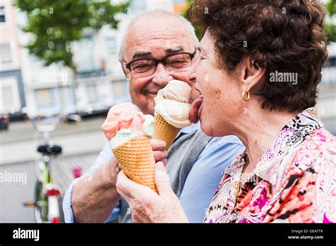 Pareja comiendo helado de helado fotografías e imágenes de alta resolución Página Alamy