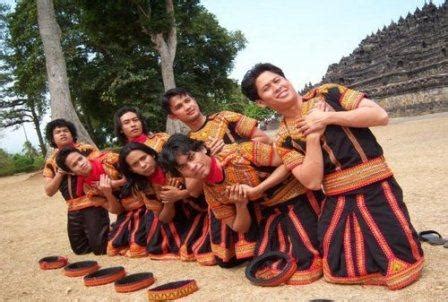 Dengan iringan musik yang dinamis ,lemah dan embut, tari klasik hampir selalu menjadi tari penyambut tamu besar. Tari Saman, Tari Suku Gayo Dari Aceh ~ Budaya Indonesia