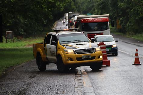 Caminhão tomba e parte de carga de frangos morre na PR 323 Jornal