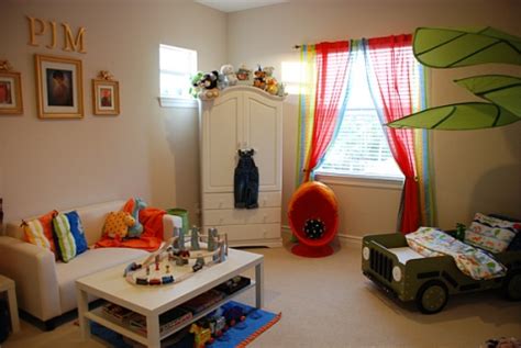 In the case of limited room space, choose children to get up and down the bed, you can also increase a lot of storage space, space to maximize the use of space. Toddler Boy's Bedroom Decorating Ideas