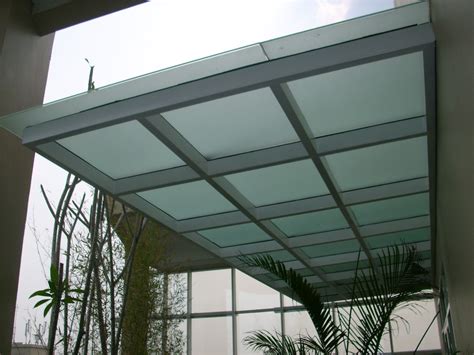 Menggunakan kanopi yang terbuat dari kaca dapat membuat ruang terbuka sebuah rumah bisa lebih optimal. Contoh Gambar Kanopi Kaca | Dekorhom