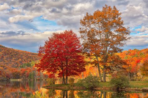 Autumn Foliage of Sherando Lake by boldfrontiers on DeviantArt