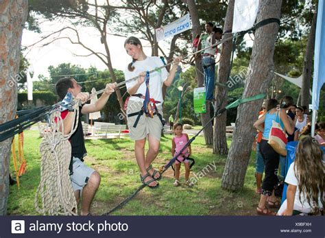 18 divertidas actividades de campamento de verano para ninos. Israel Caemel montaña actividades al aire libre para niños y familias puente de cuerdas Foto ...