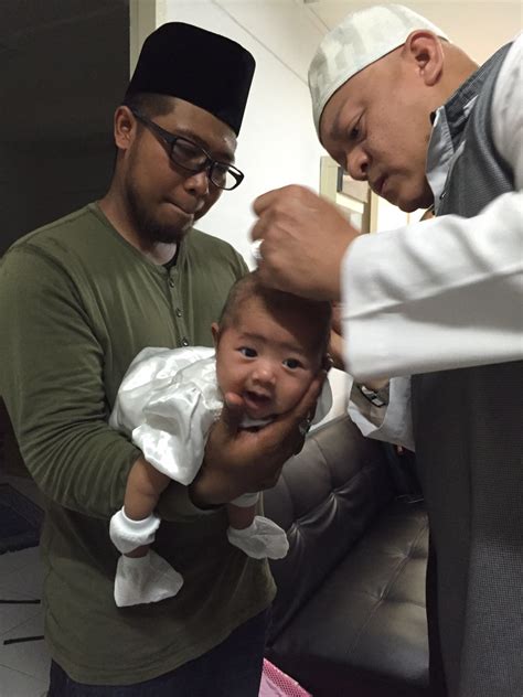 Aqiqah yaitu menyembelih satu ekor kambing selaku bentuk rasa sukur pada allah swt atas lahirnya seseorang bayi. Tahnik & Cukur Rambut - Alhaddad.SG