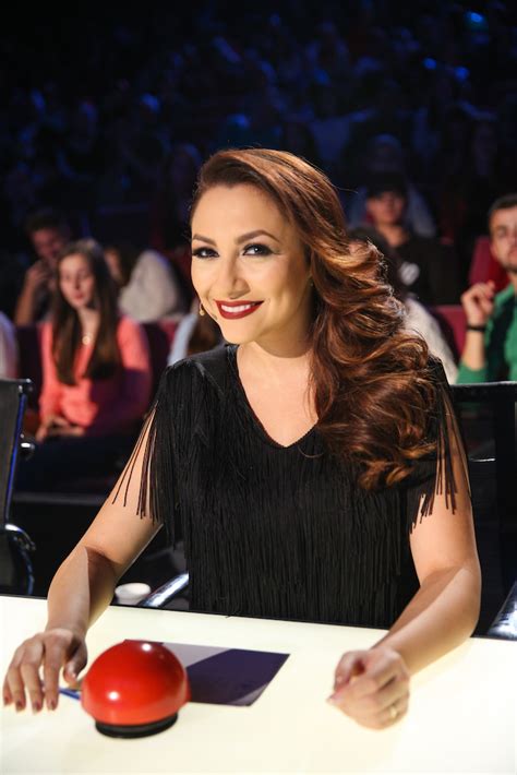 Un om simplu, cu zeci de roluri, ca toată lumea. Romanii au talent 2015/2016 - Andra
