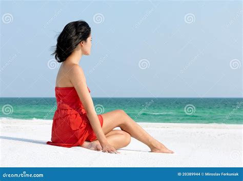 Mujer Joven Feliz En Una Playa Foto De Archivo Imagen De Hembra Despreocupado 20389944