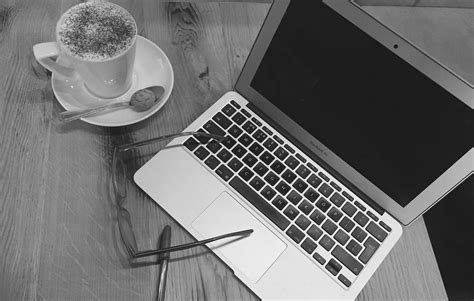 무료 이미지 휴대용 퍼스널 컴퓨터 카페 빛 검정색과 흰색 화이트 천장 검은 단색화 조명 커피 컵 커피 한 잔 미술 그림 디자인 모양 컴퓨터