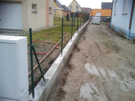 Comment fixer une jardinière sur un muret