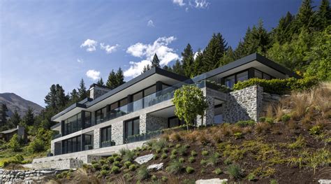 At just 62 square metres, this small house worries less about size and more about the beautiful surrounds. Large house on difficult steep slope is partly dug… | Trends