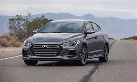 The new elantra sports angular exterior details and an upscale cabin, both of which are intended to pull focus away from the segment's heavy hitters—namely the pricing and which one to buy. Xôn xao Elantra Sport chỉ có giá 688 triệu tại Việt Nam ...