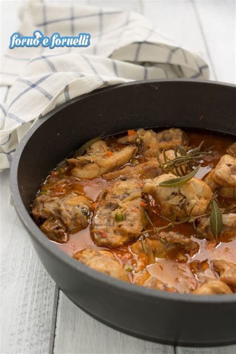 Una ricetta della nonna che ogni famiglia si tramanda custondendo il proprio ingrediente segreto, proprio come accade per il pollo alla cacciatora. Coniglio alla cacciatora, secondo piatto classico e ...