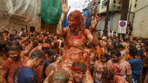 Thousands Flock To Spain For Huge Tomato Fight Youtube