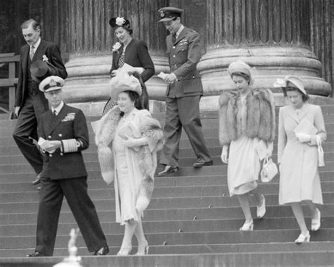 Alle prese con problemi di salute mentale, margaret cerca aiuto e scopre un terribile segreto su alcuni membri reali allontanati dalla famiglia. Margaret e Peter Townsend, la vera storia di un grande amore