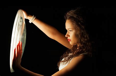 Wallpaper Wanita Model Profil Nyanyian Cahaya Keindahan Kegelapan Merasakan Fotografi