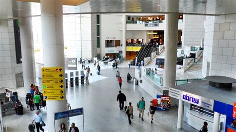 O terminal 1 lida com todas as chegadas e a maioria das partidas internacionais, enquanto o terminal 2 é o terminal de embarques. Aeroporto Lisboa Partidas