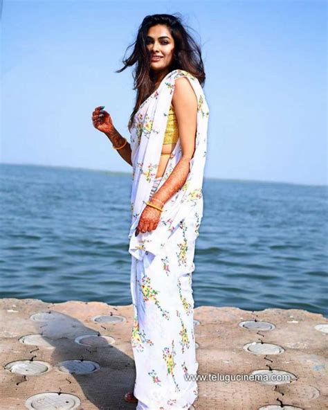 Divi Vadthya Flaunts Her Mehendi Page Telugu Cinema
