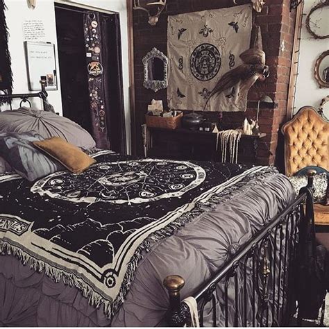 If you're in need of some witchy decorating ideas for your small apartment decor. Pin by Ashlee Sansouci on My Room | Aesthetic bedroom ...