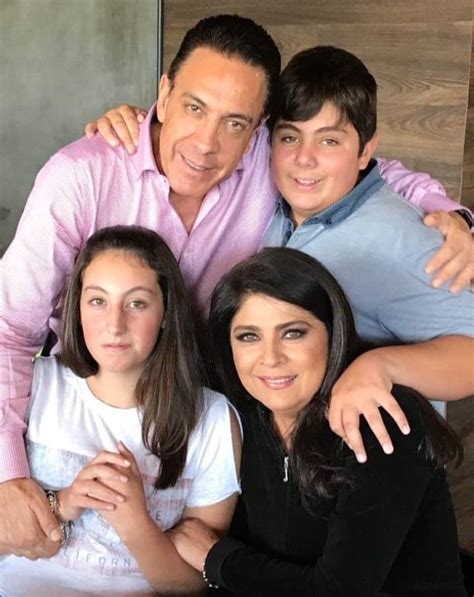 Participación de victoria ruffo en el show de las telenovelas con alvaro cuervas. Pin de Leda Santos em victoria ruffo Família em 2020