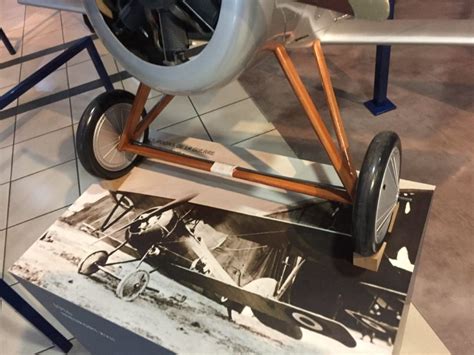 Du 26 mai au 5 octobre 2018, le musée « espace air passion » d'angers rend hommage à l'aviateur roland garros. Roland Garros, aviateur réunionnais - kamboo | design ...