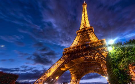 Under The Eiffel Tower Wallpaper 2560x1600
