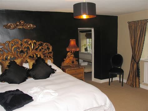 Black And Gold Bedroom Design Giving A Luxury Themed