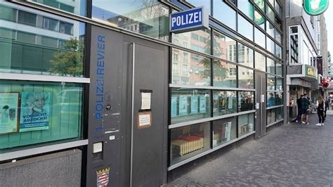 Rassistische Chats Sta Ffm Klagt Fünf Polizisten An