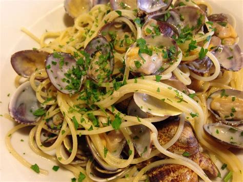 Recipe courtesy of michele calise. Spaghetti con le vongole: ricetta facile e veloce - Mangiare Bene Venezia