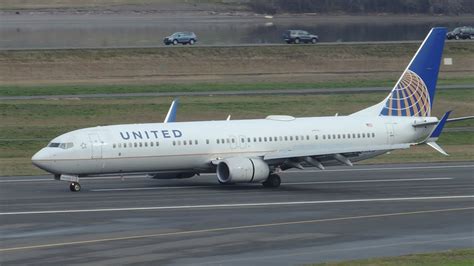 United Airlines Boeing 737 900er N38458 Landing In Pdx Youtube