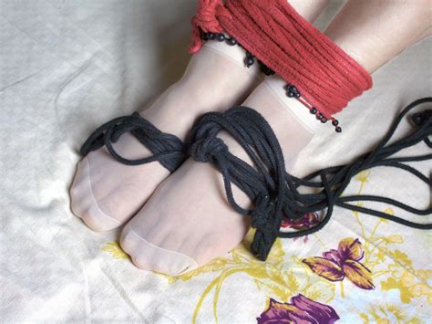 用绳索绑自己，如何绑，最好有图解 怎样一个人用绳子把自己捆绑起来 绳子要勒住阴部？求详细