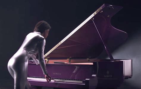 プリンスの最後のライブのオープニングで流された、パープルに染まるピアノの映像「prince Yamaha Purple Piano